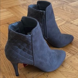 Dexflex comfort quilted dark gray booties *NEW*